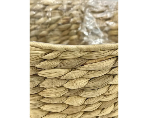 Detailný pohľad na pletený kôš z vodného hyacintu