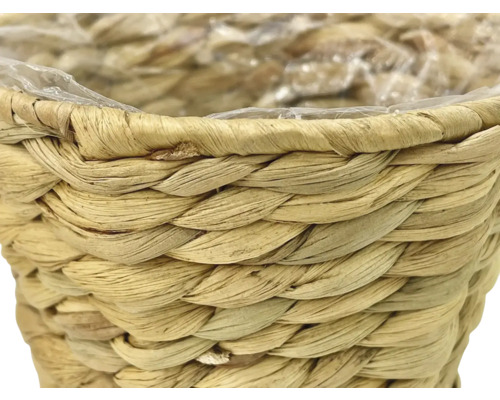 Detailný pohľad na kvetináč z pleteného prírodného materiálu