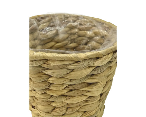 Kvetináč z pleteného prírodného materiálu s plastovou vložkou