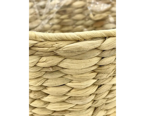 Detailný záber pleteného koša z prírodných materiálov