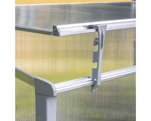 Detailný pohľad na skleník s polykarbonátovými doskami a hliníkovým rámom.