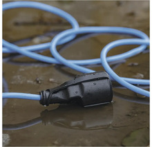 Predlžovací kábel so zástrčkou na mokrom povrchu