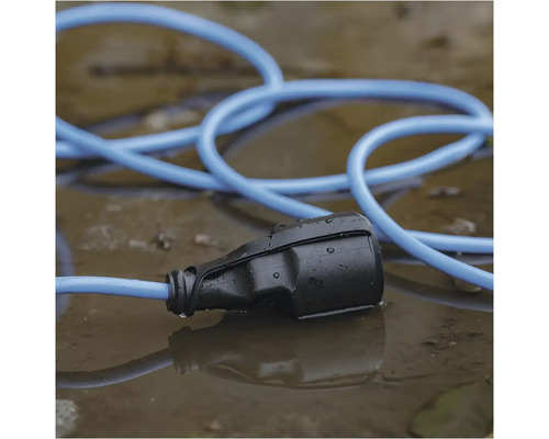 Predlžovací kábel so zástrčkou na mokrom povrchu