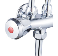 Detail chrómovej batérie s červenou značkou