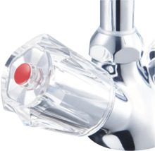 Vodovodný kohútik s priehľadnou rukoväťou a červeným gombíkom