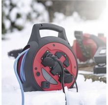 Káblový bubon s modrým káblom a zásuvkami v snehu