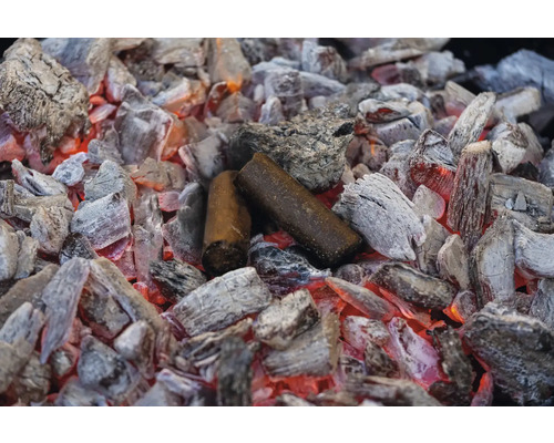 Grilovacie brikety medzi žeravým dreveným uhlím