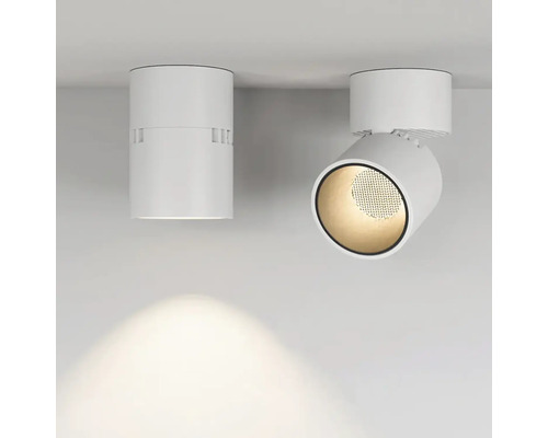 Dva biele stropné reflektory, jeden z nich otočný