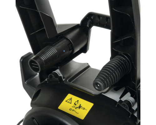 Detailný pohľad na vysokotlakový čistič s prípojkami a varovaniami