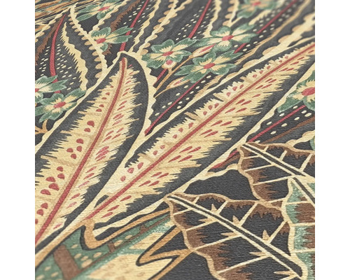 Detailný záber textilného dizajnu s motívmi listov a kvetov