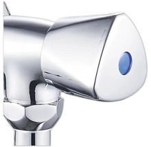 Detail chrómového ventilu vodovodnej batérie s modrou značkou