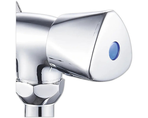 Detail chrómového ventilu vodovodnej batérie s modrou značkou