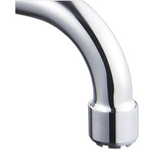 Detailný záber na chrómovú výpusť vodovodnej batérie