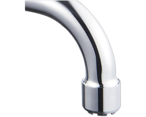 Detailný záber na chrómovú výpusť vodovodnej batérie