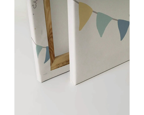 Detailný záber dvoch plátien s motívmi girlandy a dreveným rámom