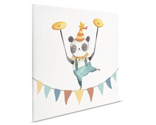 Plátno s pandou ako cirkusovým umelcom, ktorý balansuje na lane a točí taniere.