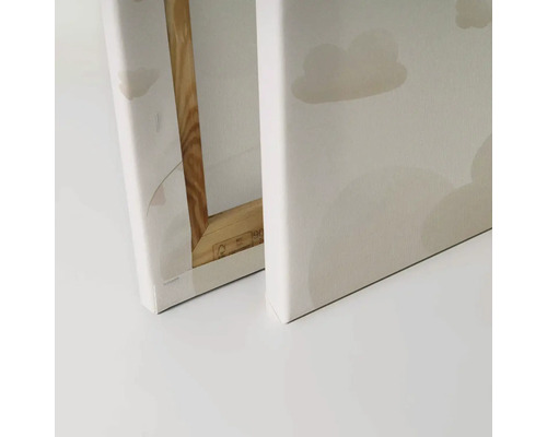 Detail dvoch plátien s motívom oblakov a dreveným rámom