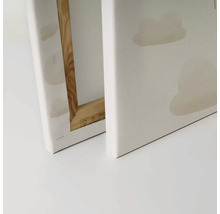 Zadná strana plátna s dreveným rámom a motívom oblakov