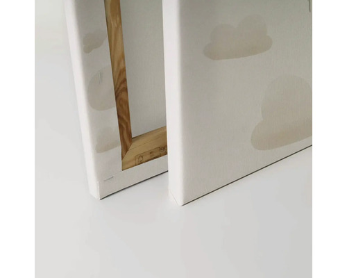 Zadná strana plátna s dreveným rámom a motívom oblakov