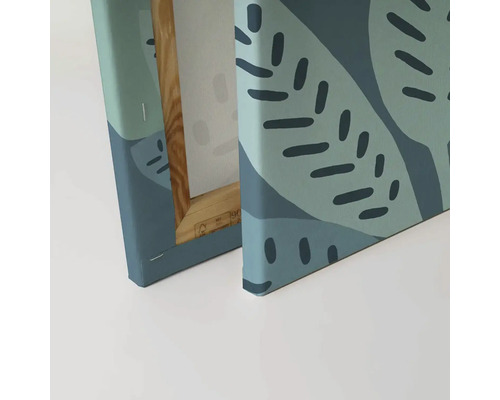 Detailný záber plátna s botanickým vzorom a dreveným rámom