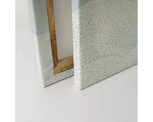 Detail dvoch plátien s abstraktným vzorom a dreveným rámom