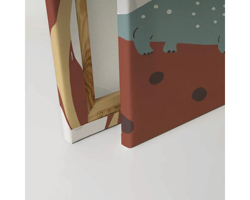 Detail plátna s abstraktným motívom zvieraťa a dreveným rámom