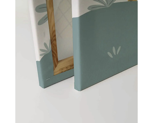 Detail dvoch plátien s kvetinovými motívmi a dreveným rámom