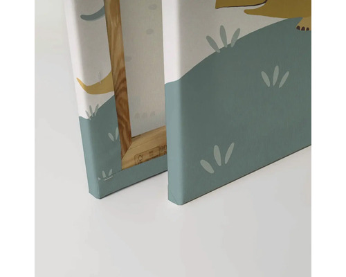 Detailný pohľad na plátno s ilustráciou a dreveným rámom