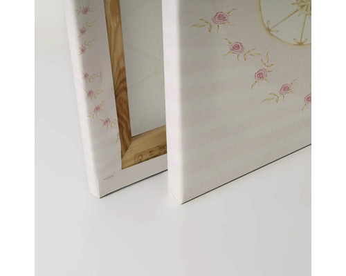 Detail plátna s kvetinovým vzorom a dreveným rámom