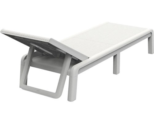 Biele plastové záhradné ležadlo s nastaviteľným operadlom.