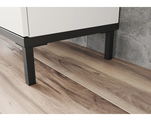 Detail kúpeľňovej skrinky s čiernymi nohami