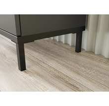 Detail kúpeľňovej skrinky s kovovými nohami na drevenej podlahe