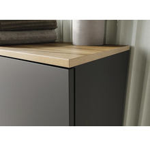 Detailný záber kúpeľňovej skrinky s drevenou doskou