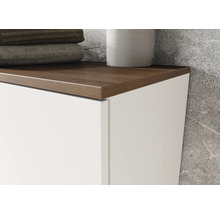 Detailný záber kúpeľňovej skrinky s drevenou doskou a bielym čelom