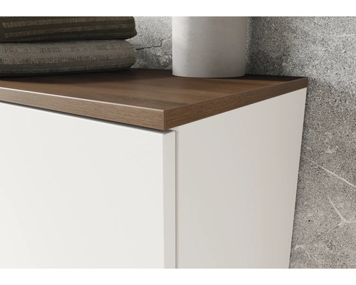 Detailný záber kúpeľňovej skrinky s drevenou doskou a bielym čelom