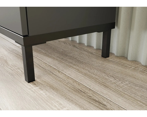 Detailný pohľad na spodnú skrinku s kovovými nohami na drevenej podlahe.