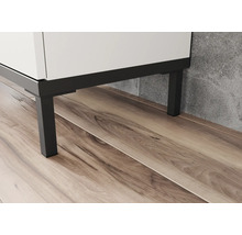 Detailný záber bielej kúpeľňovej skrinky s čiernymi kovovými nohami na drevenej podlahe