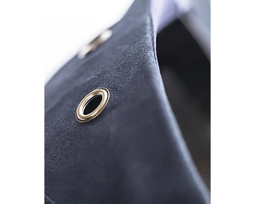 Detailný záber plachty s okom na upevnenie.