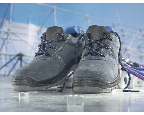 Pár sivých pracovných topánok Firsty