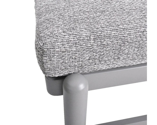 Detailný pohľad na stoličku s látkovým poťahom a drevenými nohami