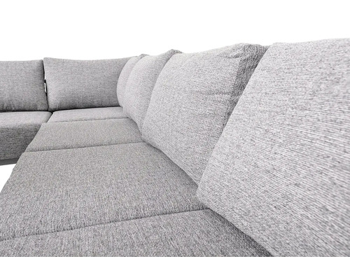 Detail šedej rohovej pohovky s vankúšmi