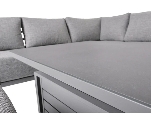 Detail záhradného stola so sivou plochou a zodpovedajúcimi vankúšmi