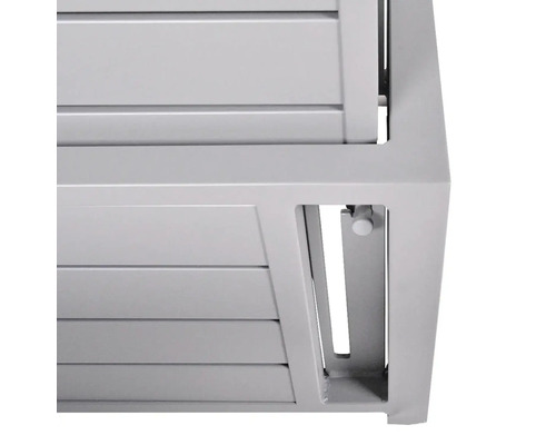 Detail záhradného nábytku s vodorovnými lamelami