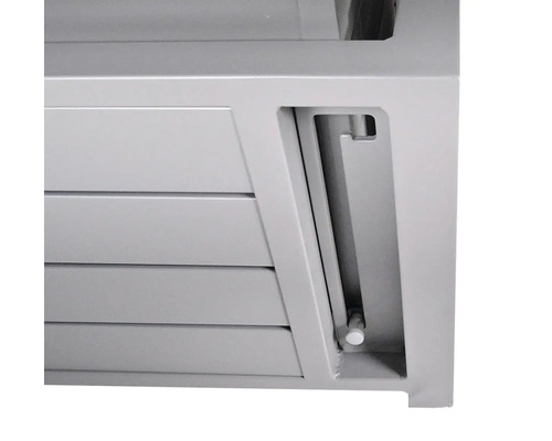 Detailný pohľad na kovovú skriňu s lamelovými dverami a uzamykacím mechanizmom.