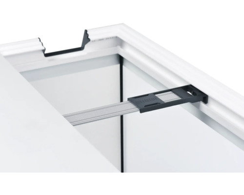 Detail okenného rámu s ventilátorom okna