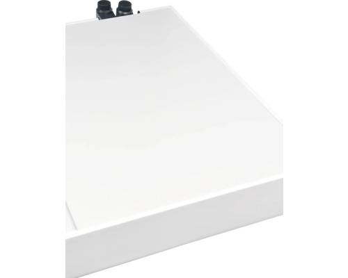 Detailný pohľad na biele umývadlo s armatúrami