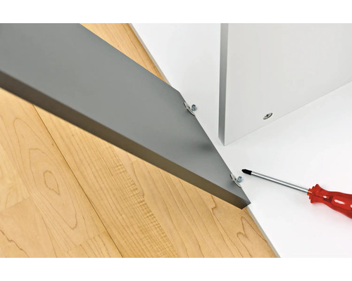 Montáž nábytku pomocou skrutiek a skrutkovača