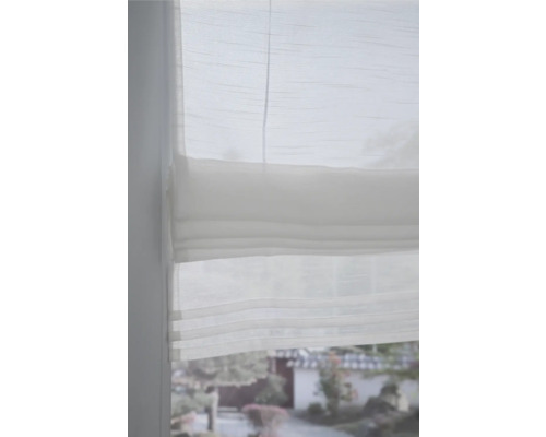 Detail bielej skladanej žalúzie v okne pre súkromie a dekoráciu.