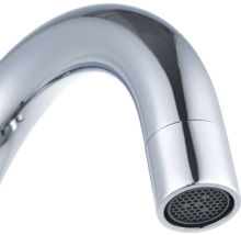 Detail kovovej výtokovej trubice vodovodnej batérie