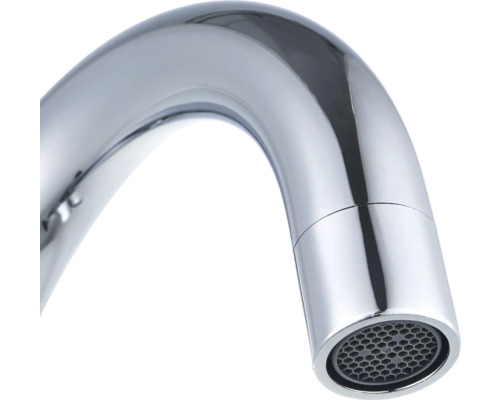 Detail kovovej výtokovej trubice vodovodnej batérie